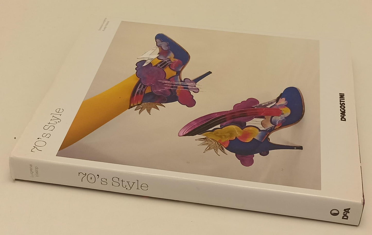 LT- 70's STYLE - DOMINIC LUTYENS KIRSTY HISLOP - DeAGOSTINI --- 2010- CS- YFS639
