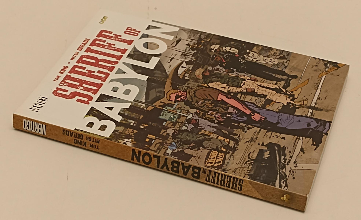 FV- SHERIFF OF BABYLON - TOM KING MITCH GERADS - LION VERTIGO - 2018 - B - C24