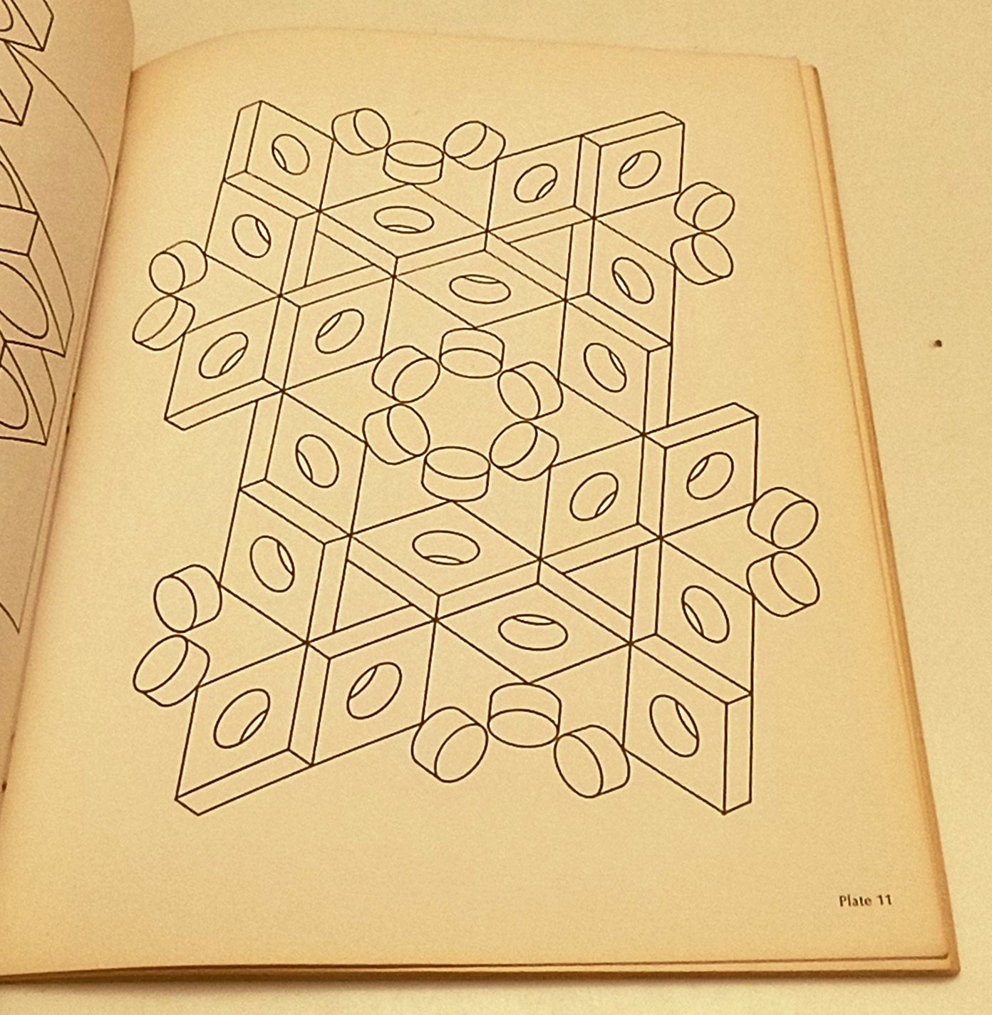 LT- TRIAD OPTICAL ILLUSIONS AND HOW TO DESIGN THEM - HARRY TURNER- S - YFS896