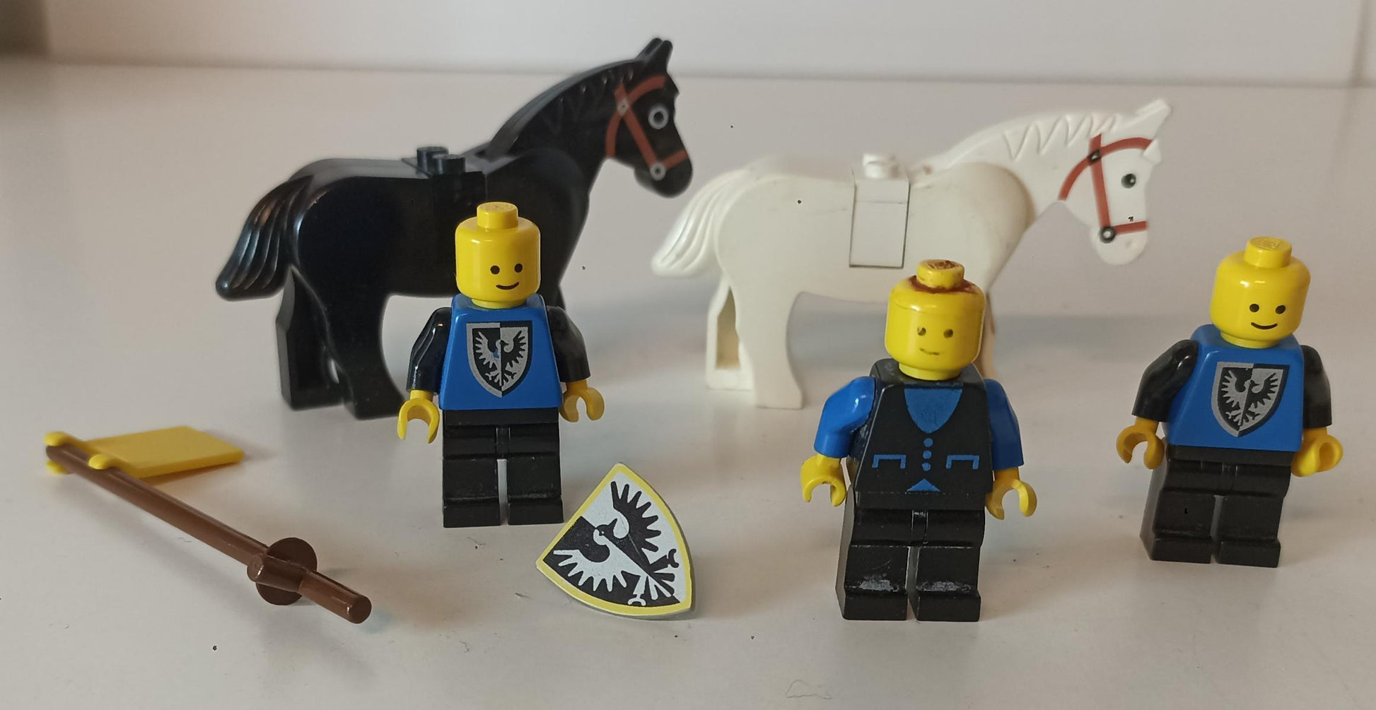GG- LOTTO LEGO 6074 CAVALLI MINIFIGURE OMINI BANDIERINE - LGGPP17
