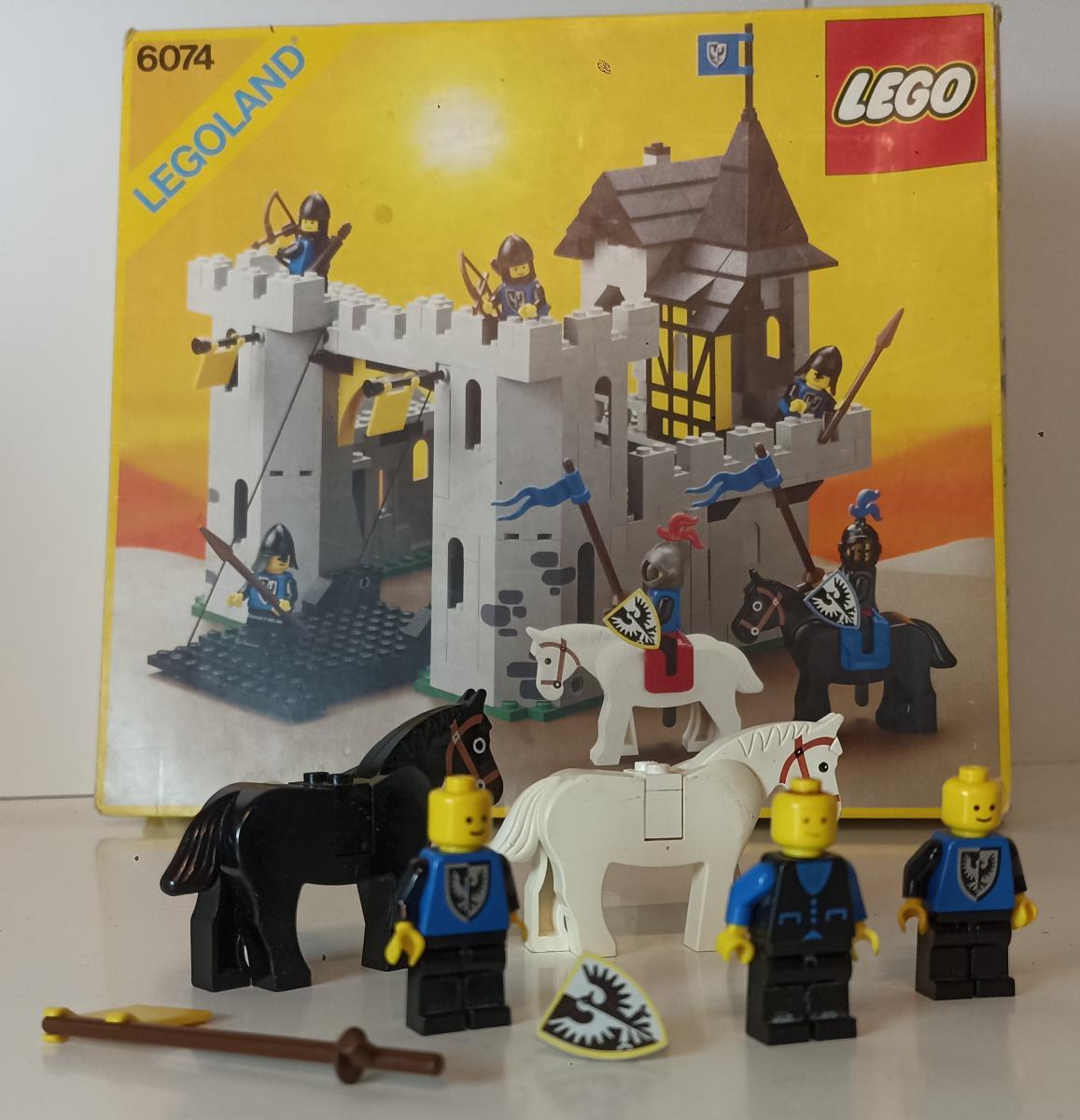 GG- LOTTO LEGO 6074 CAVALLI MINIFIGURE OMINI BANDIERINE - LGGPP17