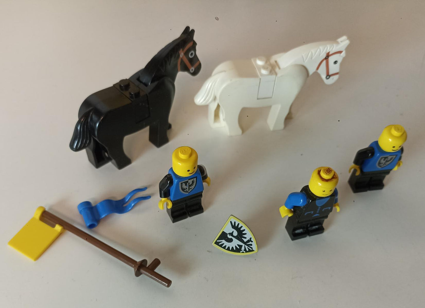 GG- LOTTO LEGO 6074 CAVALLI MINIFIGURE OMINI BANDIERINE - LGGPP17