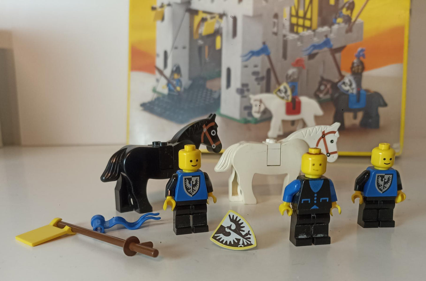 GG- LOTTO LEGO 6074 CAVALLI MINIFIGURE OMINI BANDIERINE - LGGPP17