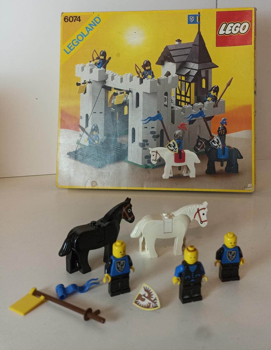 GG- LOTTO LEGO 6074 CAVALLI MINIFIGURE OMINI BANDIERINE - LGGPP17