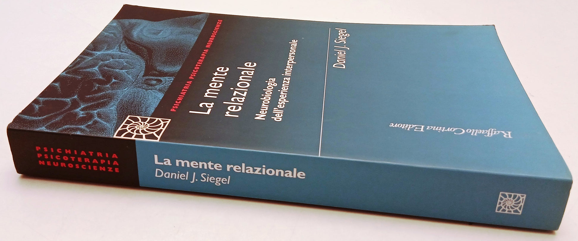 La mente relazionale Neurobiologia - Daniel J. Siegel- Raffaello Cortina- YFS86