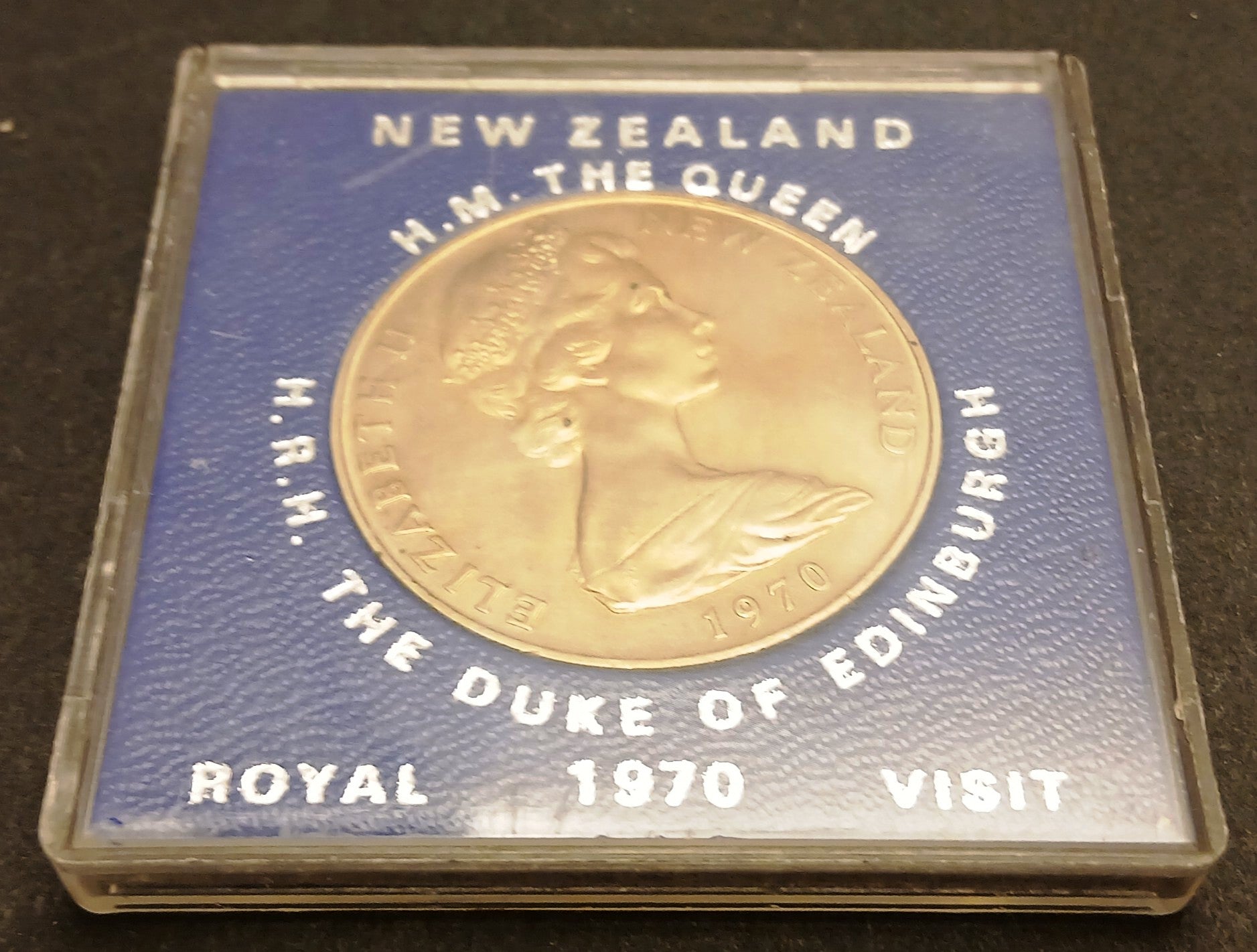 CB- Moneta One Dollar Royal Visit Queen Duke Edinburgh New Zealand 1970- GTTS251