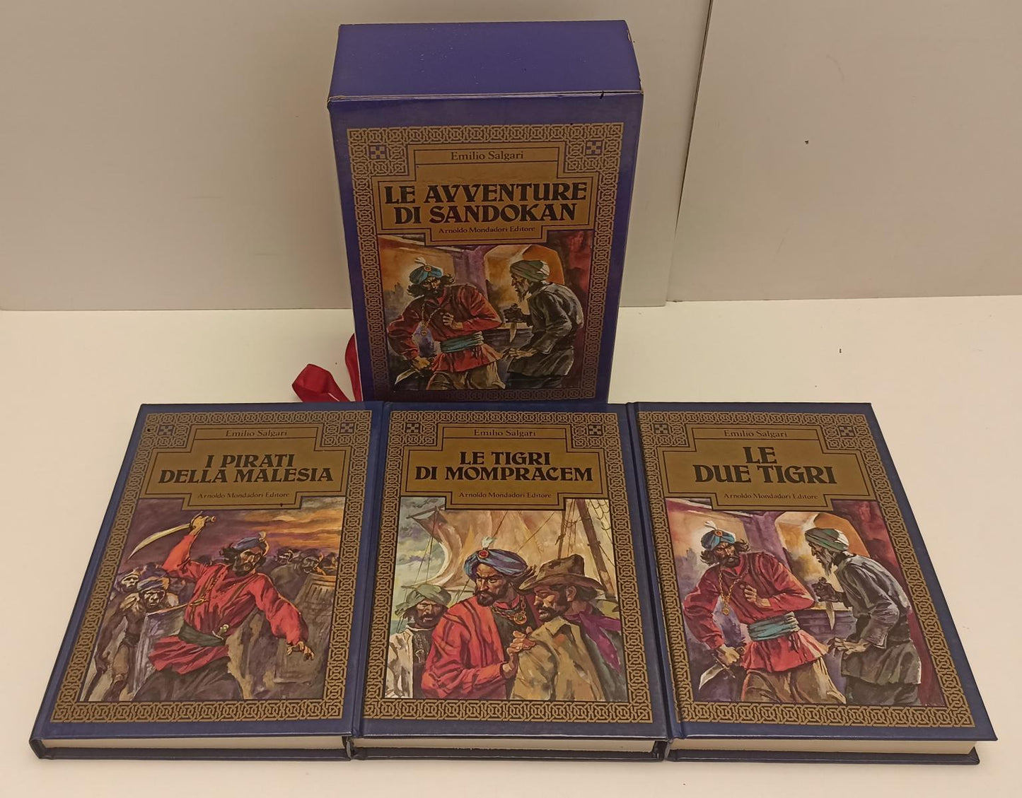 LN- LE AVVENTURE DI SANDOKAN COFANETTO 3 VOLUMI- SALGARI- MONDADORI- 1985- C-RGZ