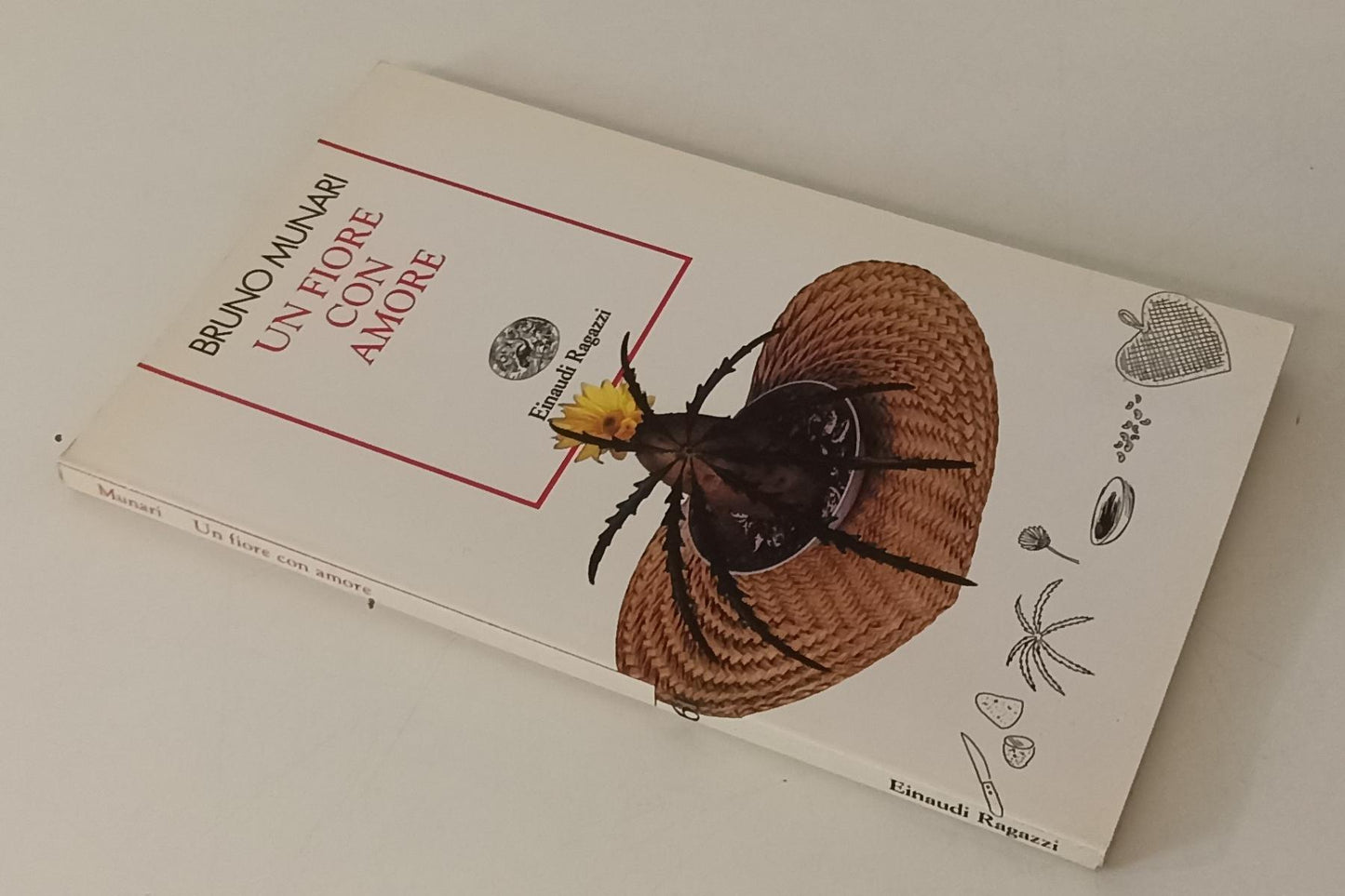 LB- UN FIORE CON AMORE ILLUSTRATO- BRUNO MUNARI- EINAUDI- RAGAZZI-- 1995- B- XFS