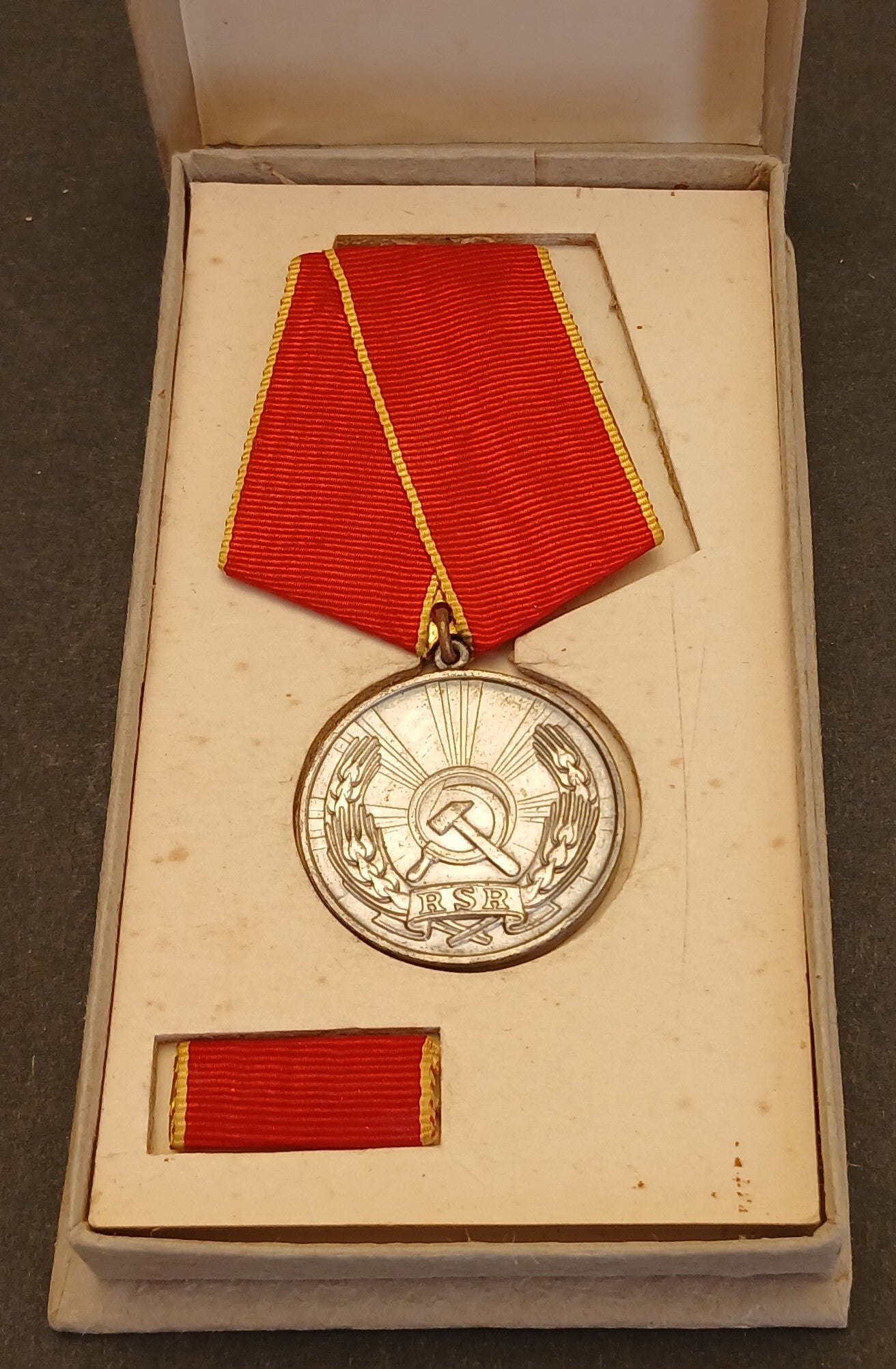 CB- MEDAGLIA R.S.R. PENTRU MERITE' DEOSEBITE IN MUNCA NASTRINO SPILLA - GTTS159