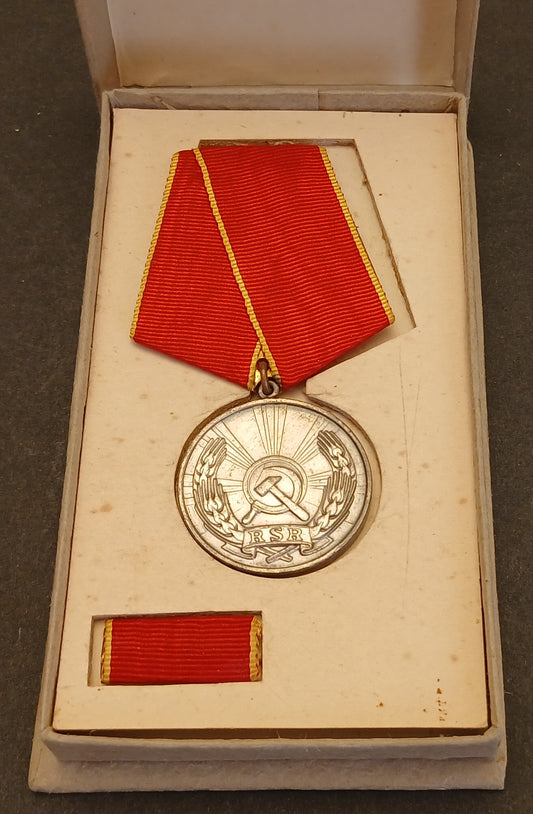CB- MEDAGLIA R.S.R. PENTRU MERITE' DEOSEBITE IN MUNCA NASTRINO SPILLA - GTTS159