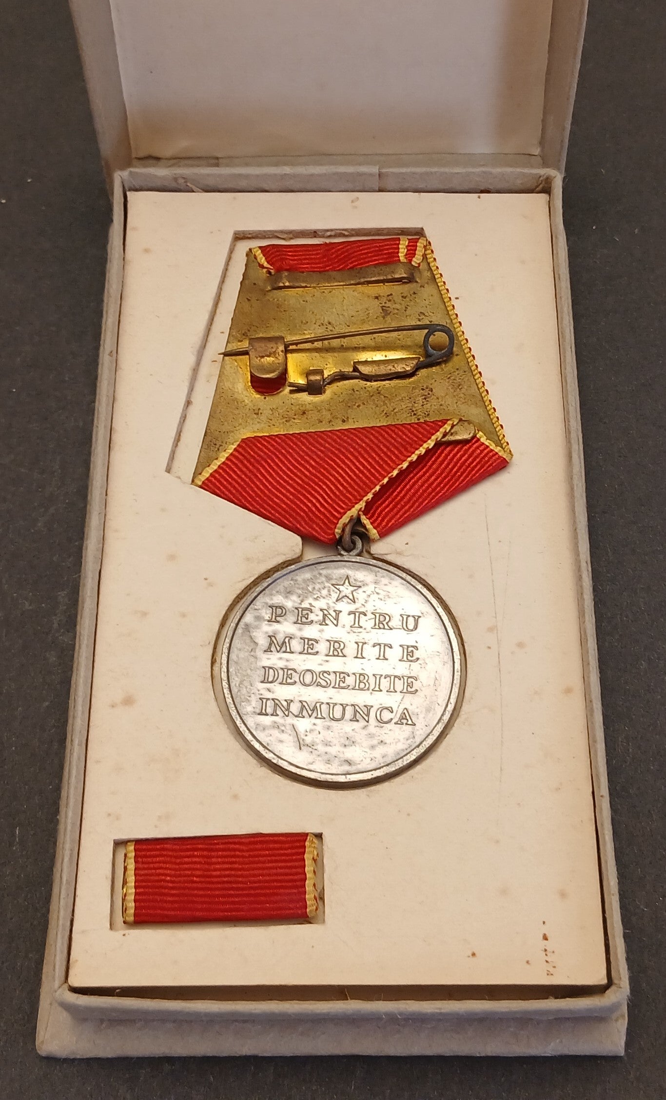 CB- MEDAGLIA R.S.R. PENTRU MERITE' DEOSEBITE IN MUNCA NASTRINO SPILLA - GTTS159