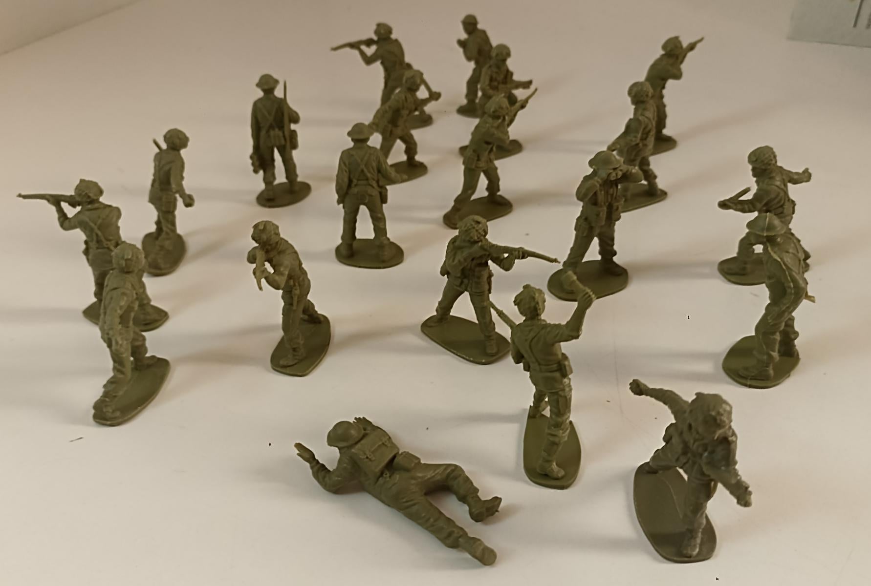 GG- LOTTO 20 SOLDATINI FIGURE in plastica rigida - GTTS56