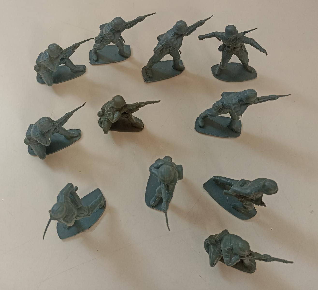 GG- LOTTO 11 SOLDATINI FIGURE in plastica rigida - GTTS57