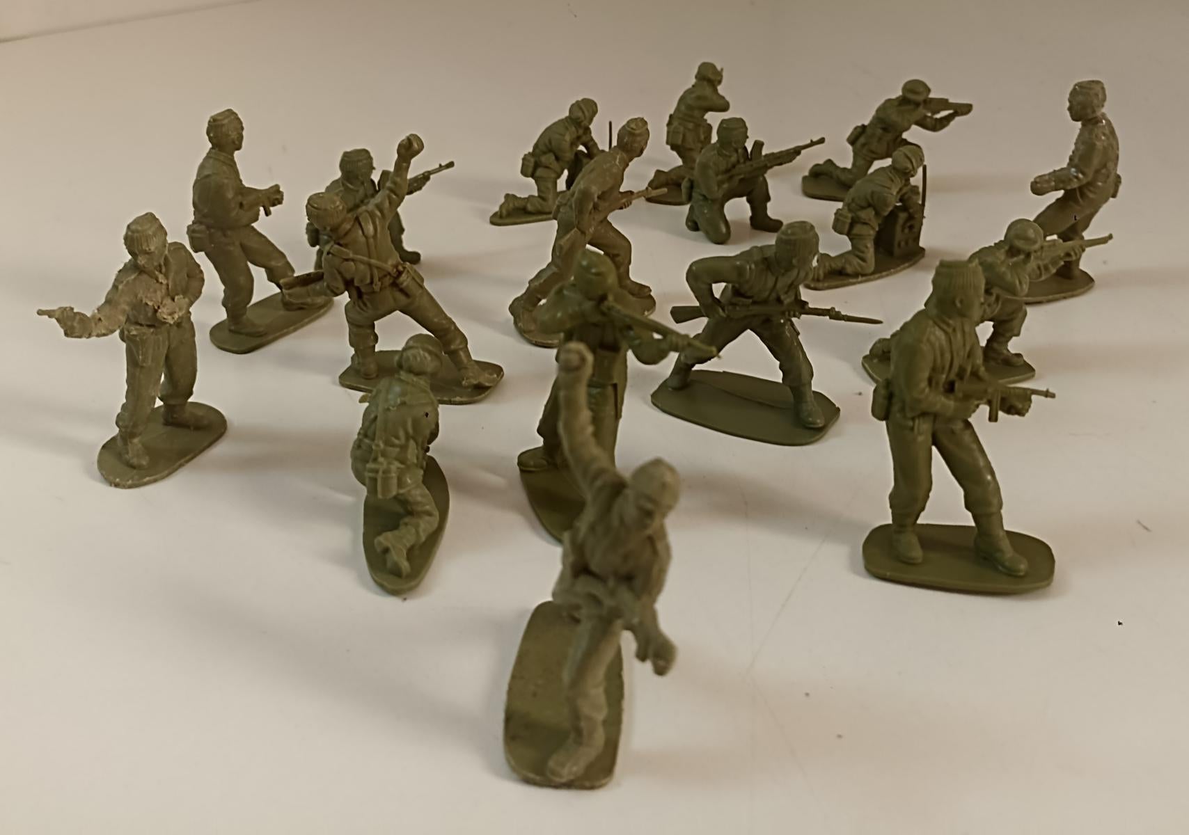 GG- LOTTO 17 SOLDATINI FIGURE in plastica rigida - GTTS58