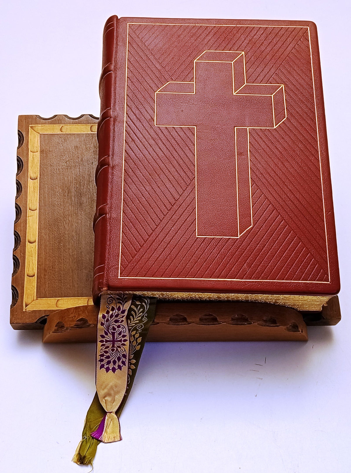 Missale Romanum- Sumptibus et Typis Friderici Pustet- 1956- leggio in legno- ZFS