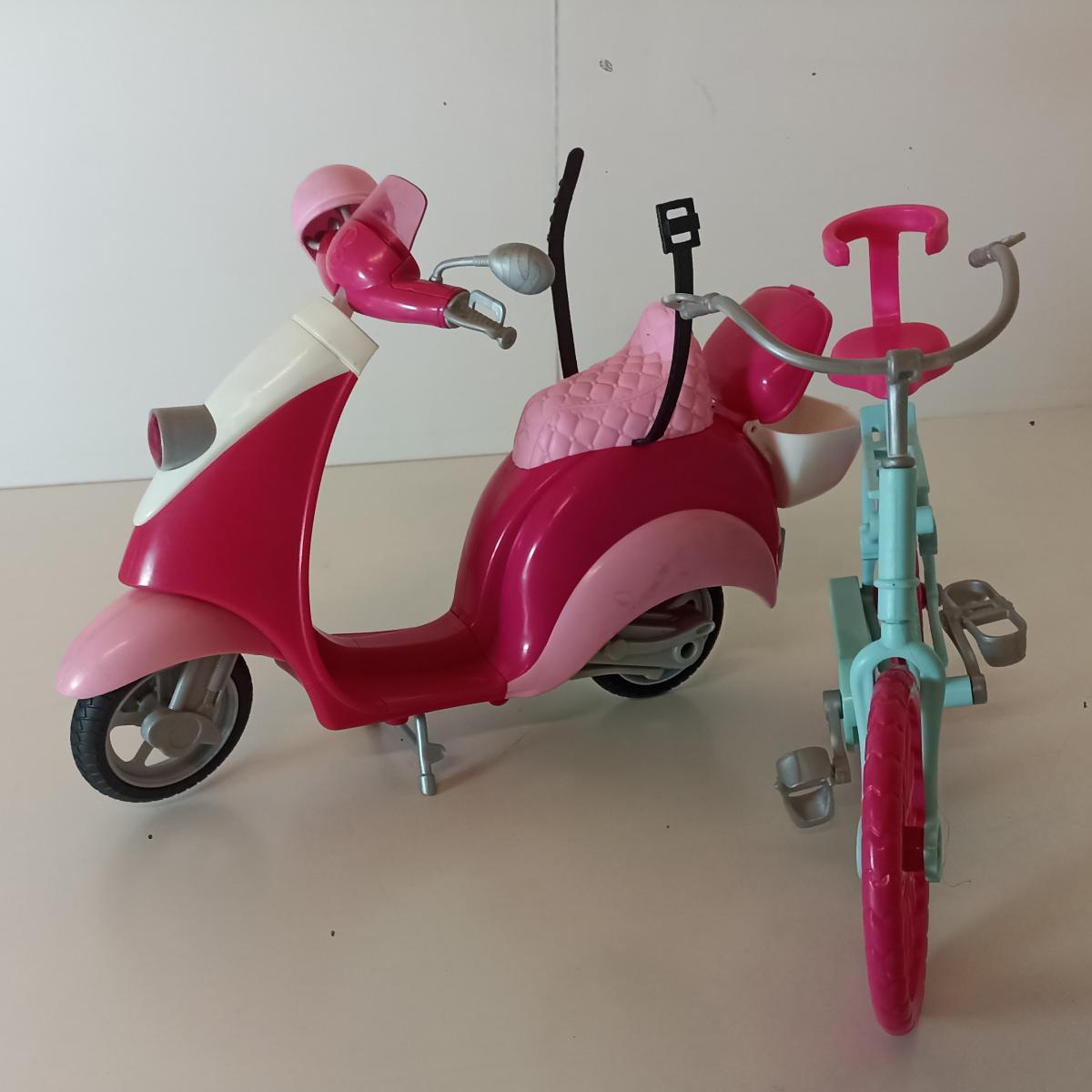 GG- VESPA + BICICLETTA BARBIE CON CASCO - GTTS10
