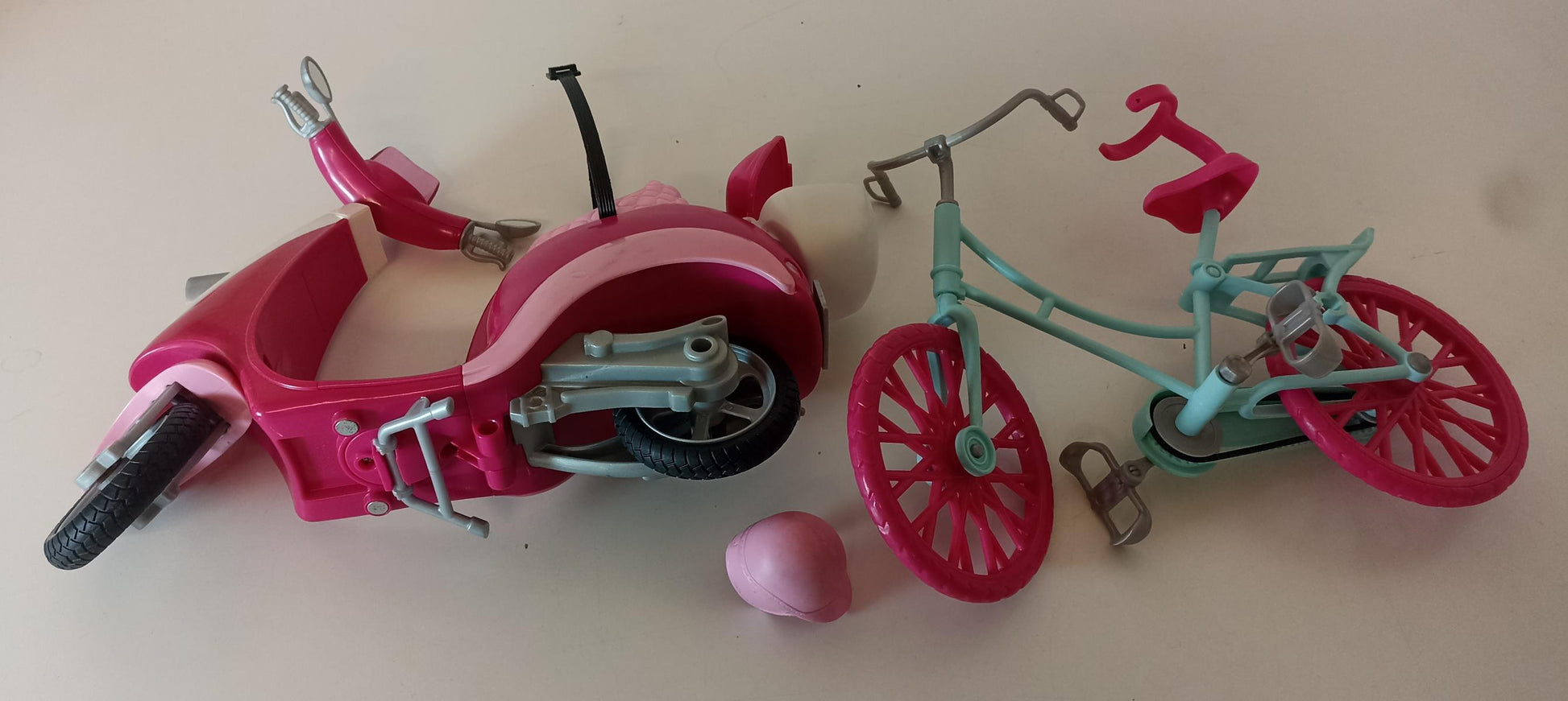 GG- VESPA + BICICLETTA BARBIE CON CASCO - GTTS10