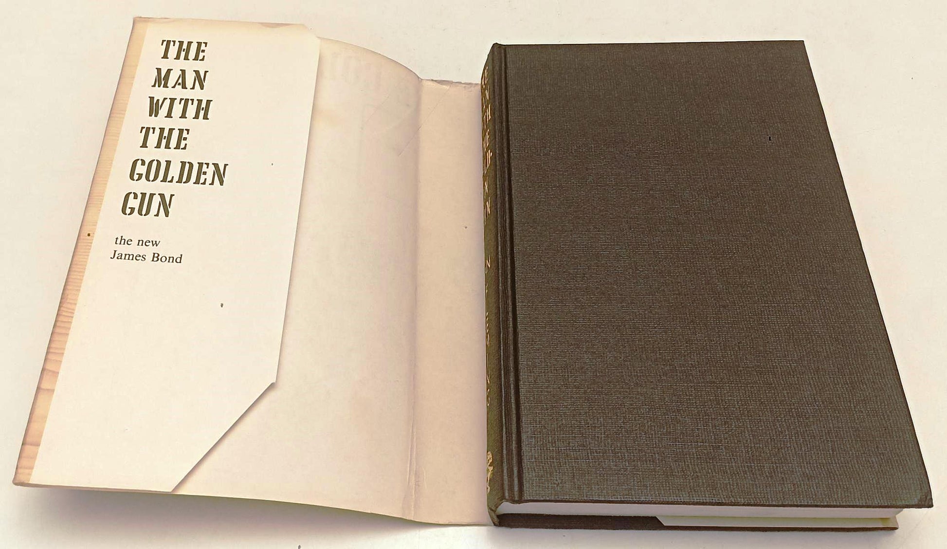 LN- THE MAN WITH THE GOLDEN GUN- FLEMING- JONATHAN CAPE- 1a ED.- 1965- CS- XFS92